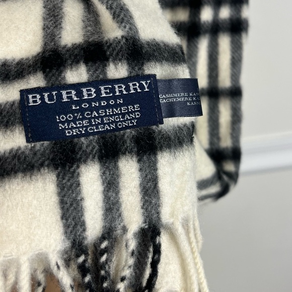 Burberry Ivory Off White Nova
Check Cashmere Classic Scarf *FLAWED - Picture 8 of 10